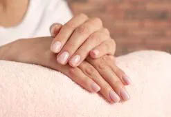 ¡Gel fuera! ¿Cómo reparar las uñas dañadas después de la manicura con esmalte de gel?